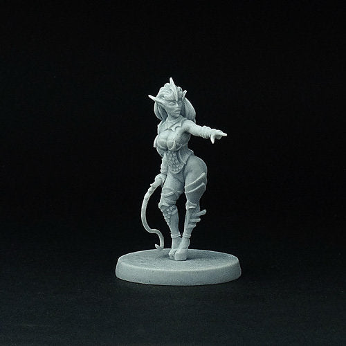 Female Dark Elf Warlock miniature, 28 mm
