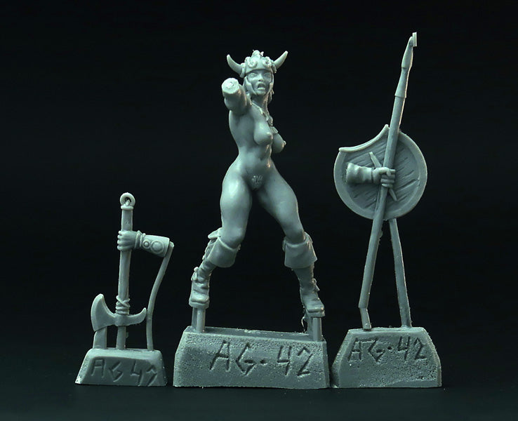 Female Barbarian miniature, amazon 28mm resi