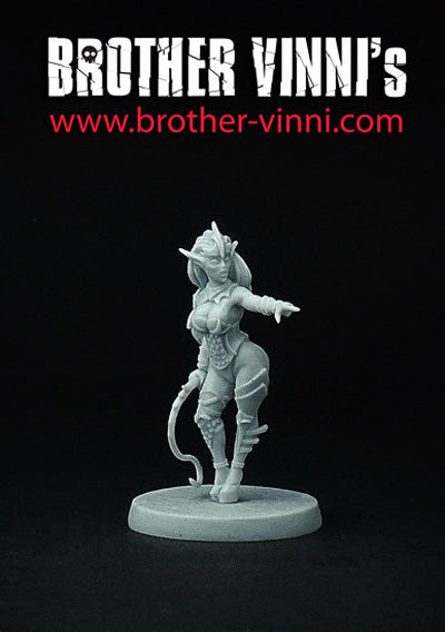 Female Dark Elf Warlock miniature, 28 mm