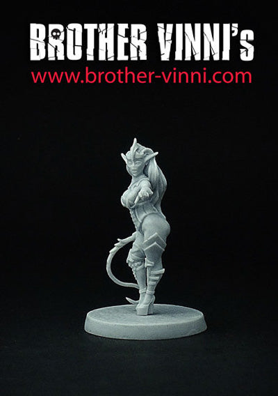 Female Dark Elf Warlock miniature, 28 mm