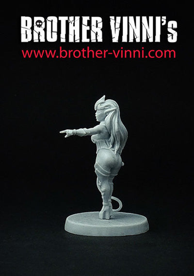 Female Dark Elf Warlock miniature, 28 mm