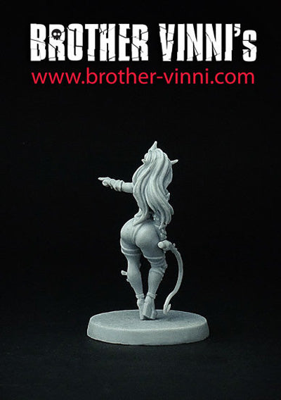 Female Dark Elf Warlock miniature, 28 mm