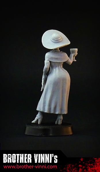 Tall Vampire Lady - fantasy resin miniature by Brother Vinni