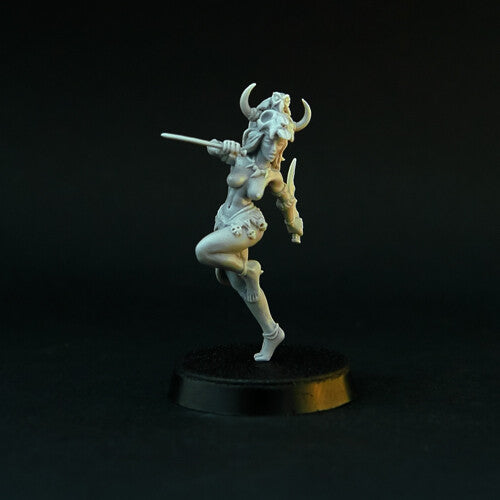 Ritual Dancer (Stone Age Woman miniature, 28 mm resin) – Brother-Vinni