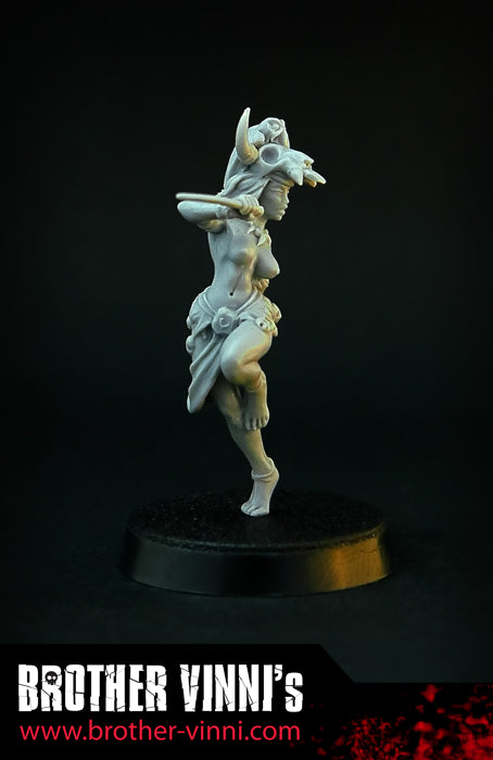 Ritual Dancer (Stone Age Woman miniature, 28 mm resin)