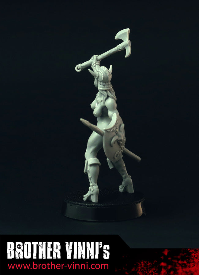 Female Barbarian miniature, amazon 28mm resi