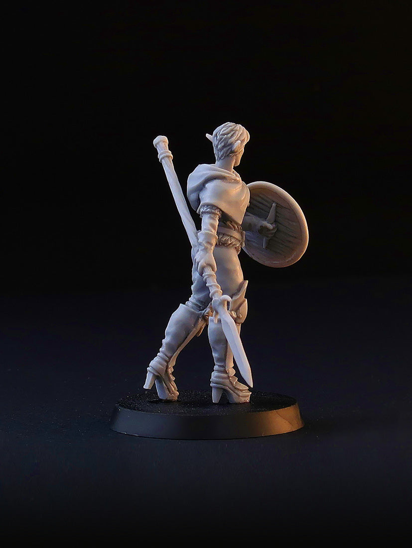 Female Wood Elf, Forest Elf fantasy miniature, 28mm for tabletop wargaming and RPG