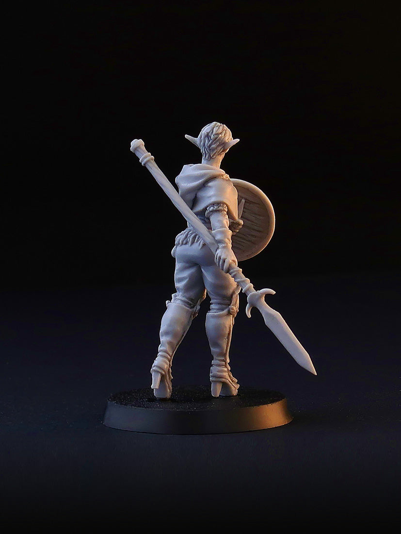 Female Wood Elf, Forest Elf fantasy miniature, 28mm for tabletop wargaming and RPG