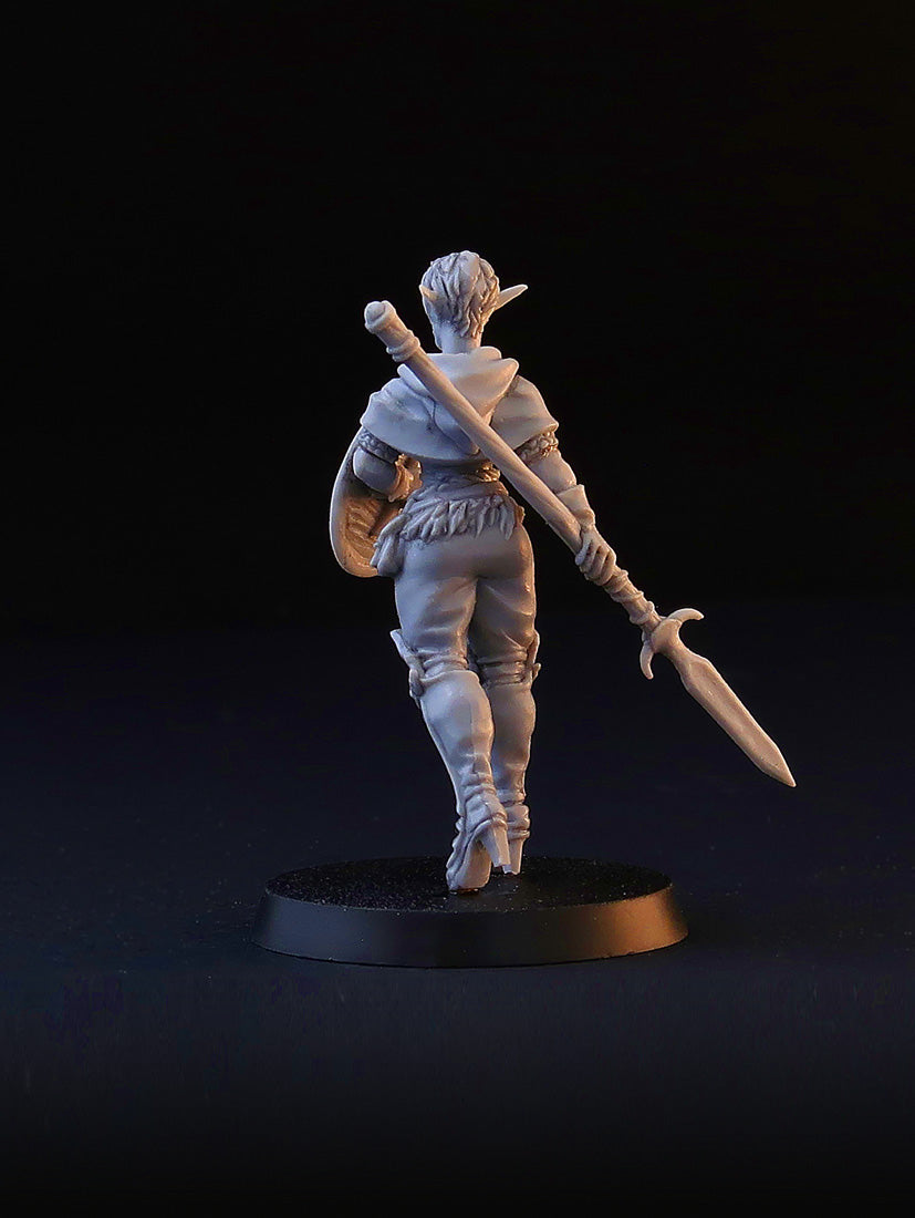 Female Wood Elf, Forest Elf fantasy miniature, 28mm for tabletop wargaming and RPG