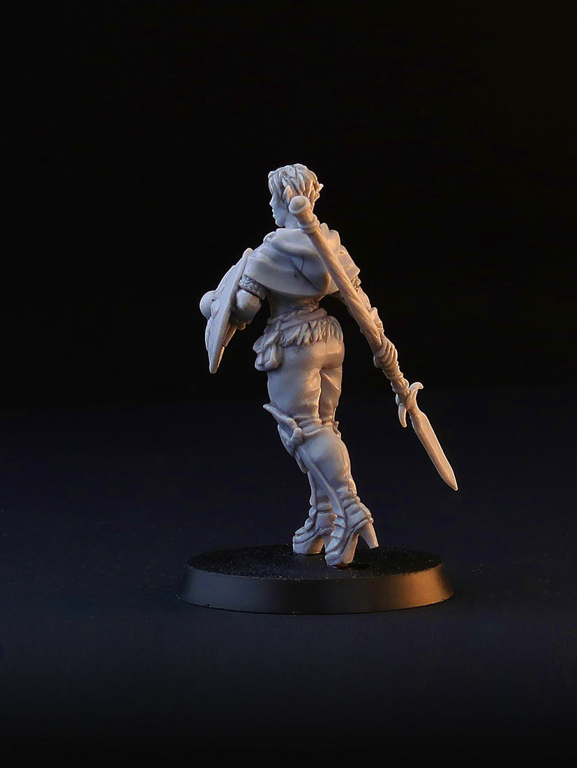 Female Wood Elf, Forest Elf fantasy miniature, 28mm for tabletop wargaming and RPG