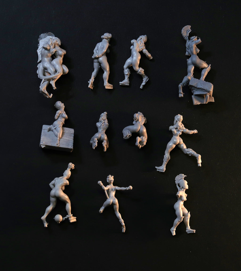 Broken miniature Bits - different female bodies, resin scrap for 28mm