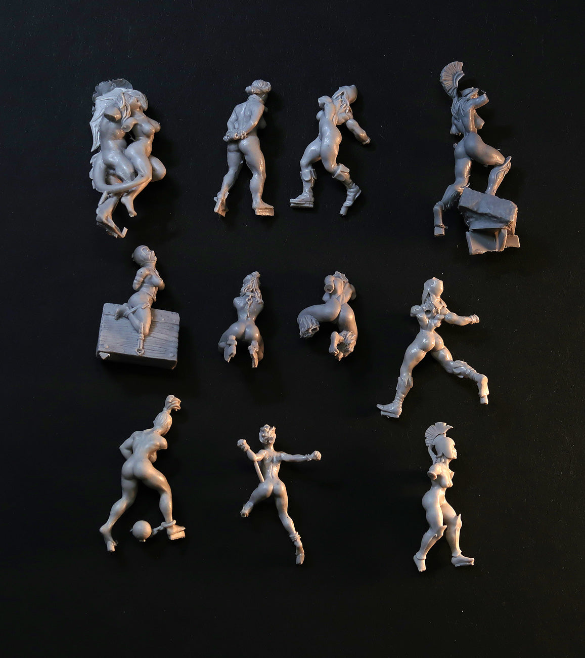 Broken miniature Bits - different female bodies, resin scrap for 28mm