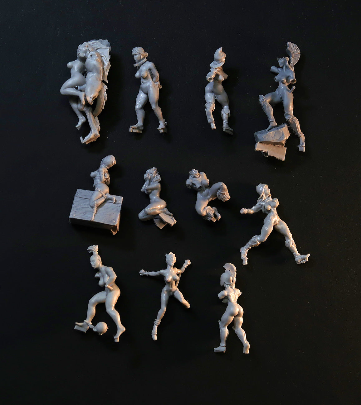 Broken miniature Bits - different female bodies, resin scrap for 28mm