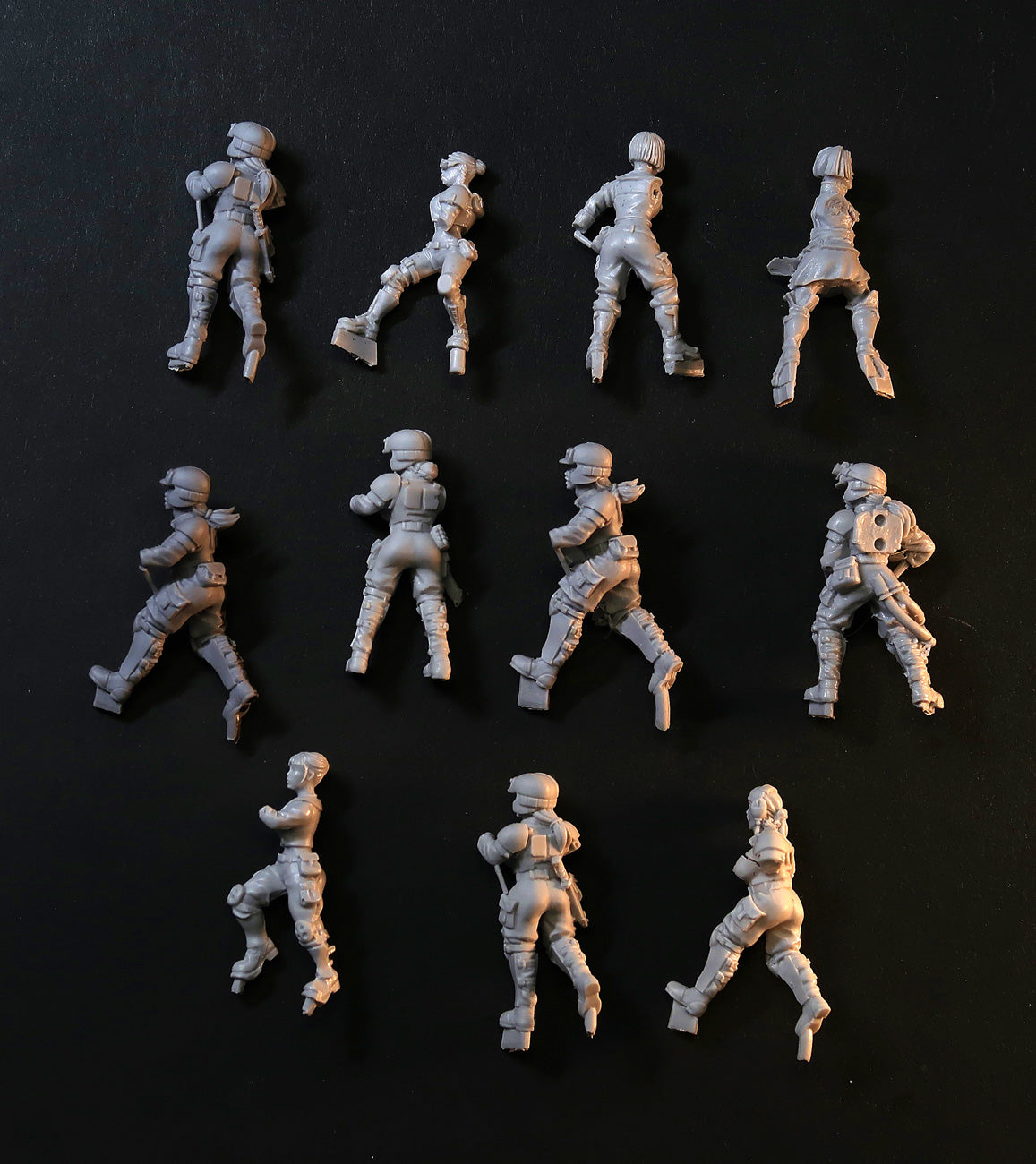 Broken miniature Bits - military grimdark female bodies, resin scrap for 28mm