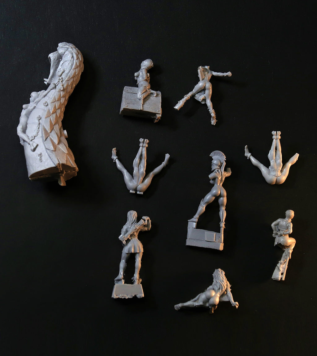 Broken miniature Bits - female slave bodies, resin scrap for 28mm