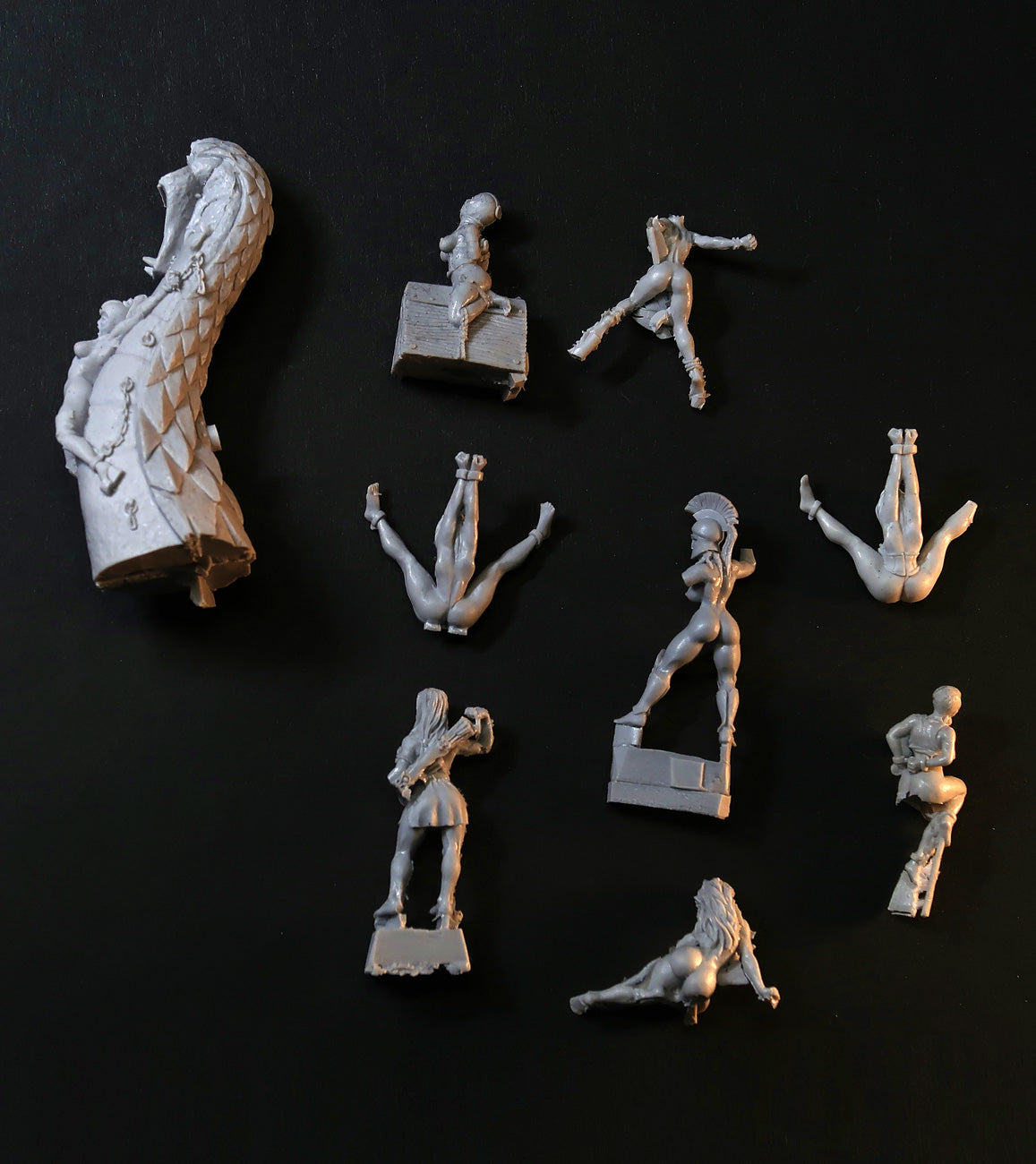 Broken miniature Bits - female slave bodies, resin scrap for 28mm