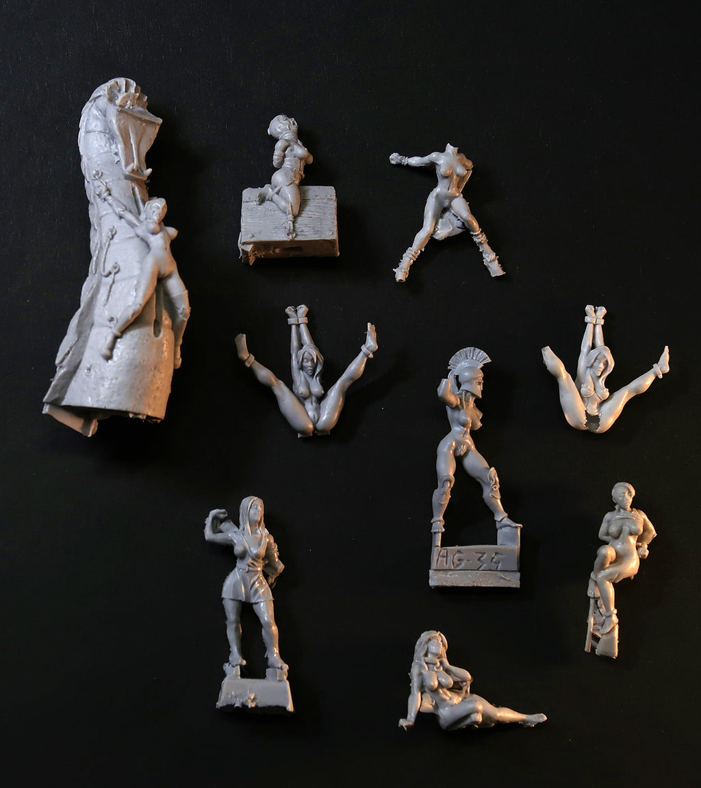 Broken miniature Bits - female slave bodies, resin scrap for 28mm