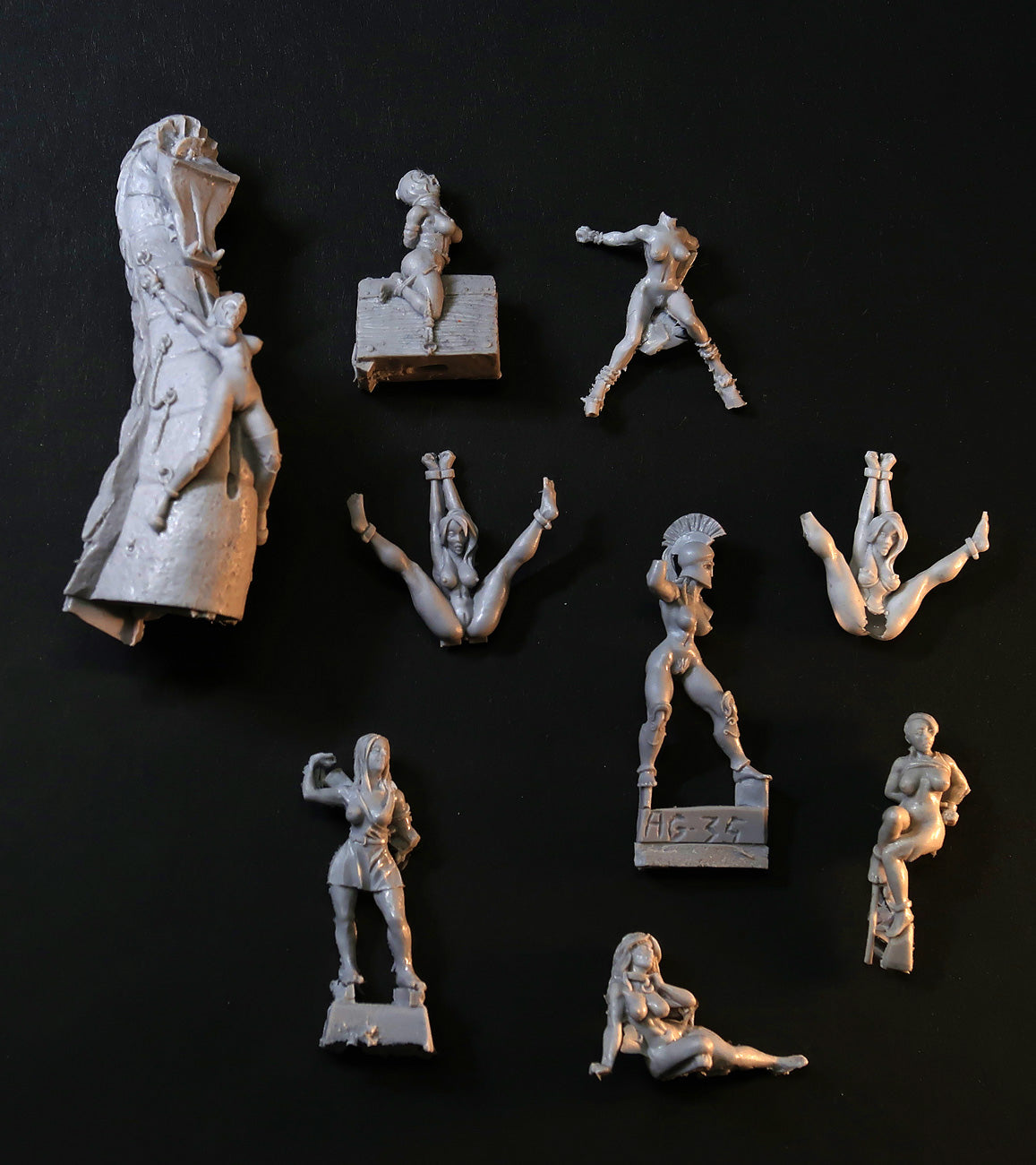 Broken miniature Bits - female slave bodies, resin scrap for 28mm