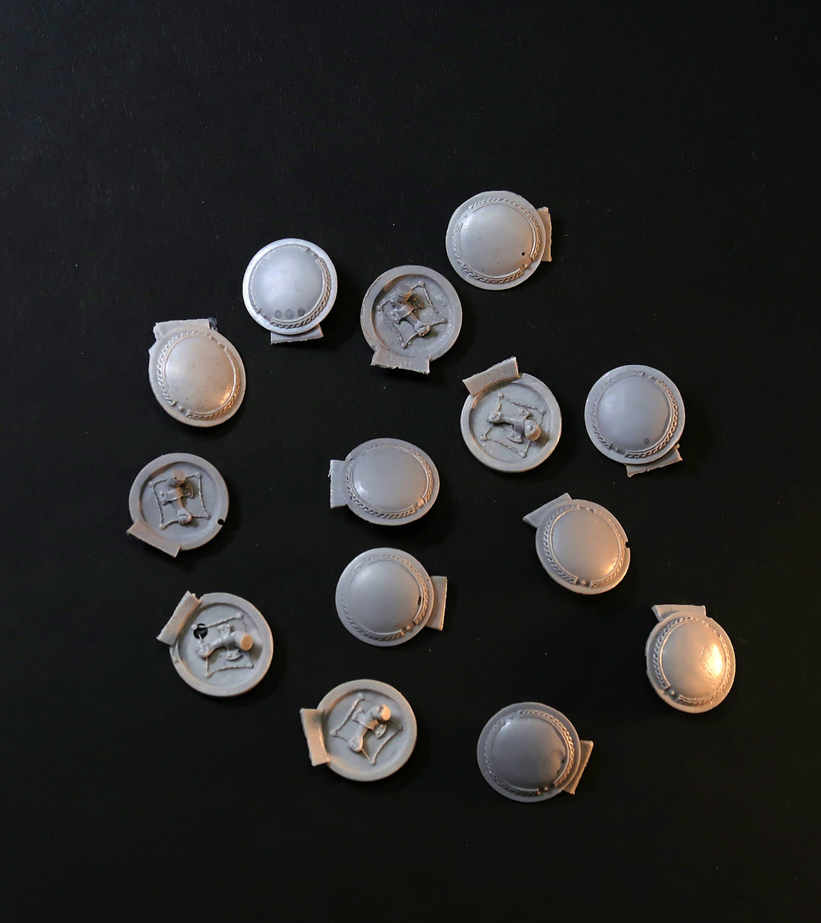 Broken miniature Bits - Greek Hoplite Shields, resin scrap for 28mm