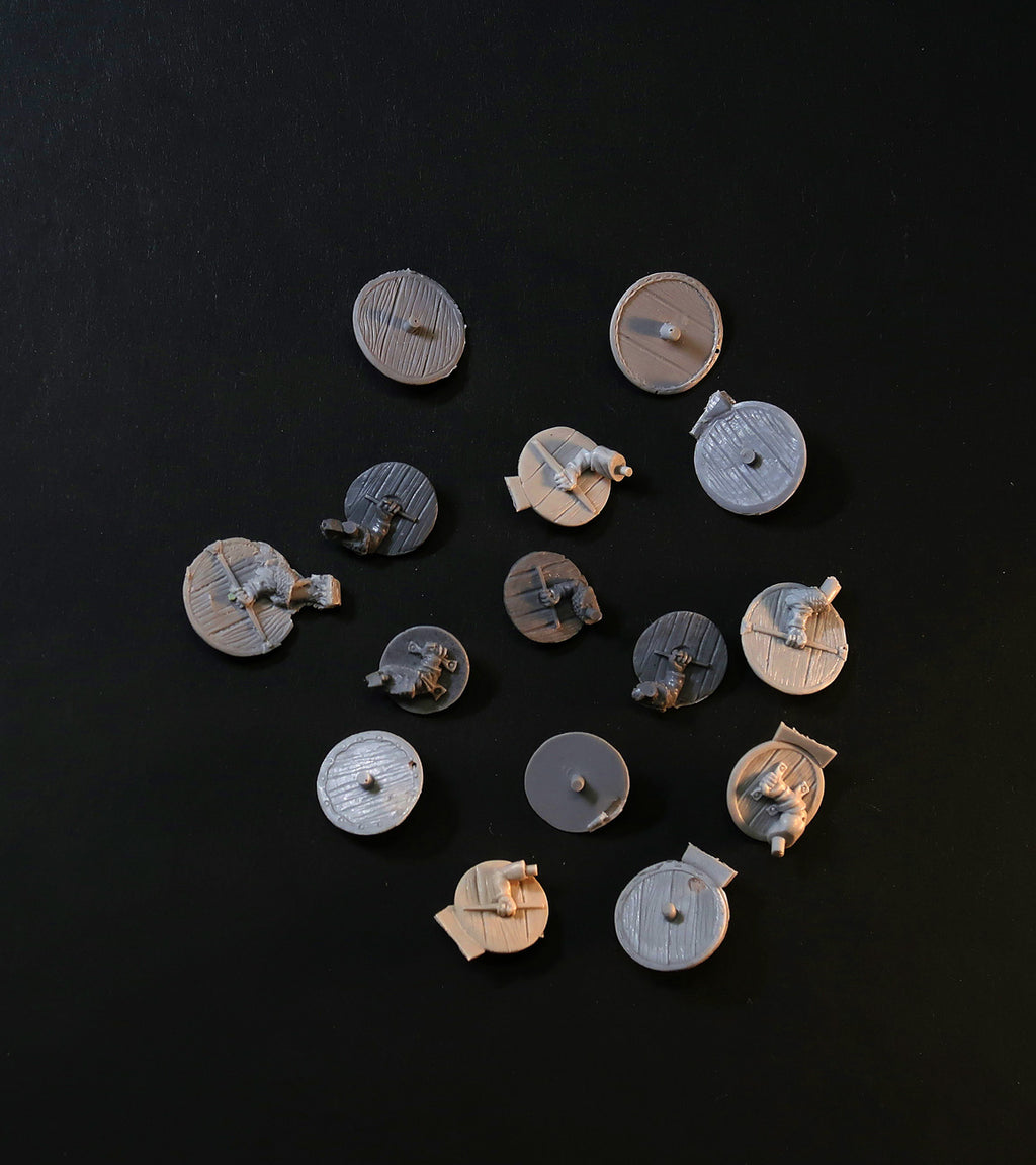 Broken miniature Bits - Round Viking Shields, resin scrap for 28mm