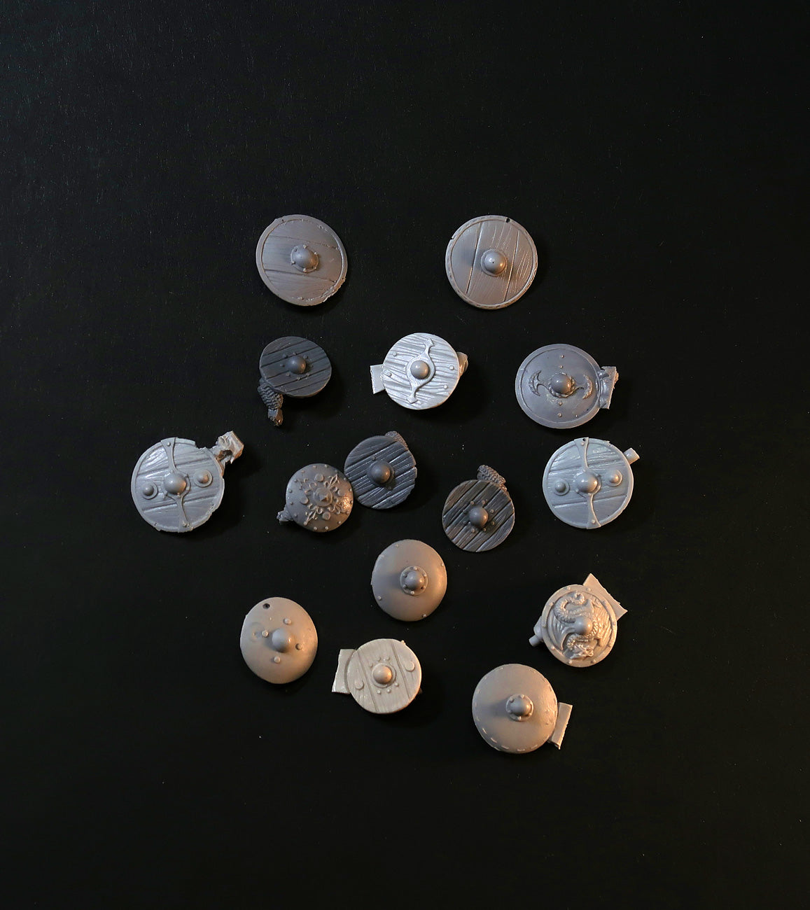 Broken miniature Bits - Round Viking Shields, resin scrap for 28mm