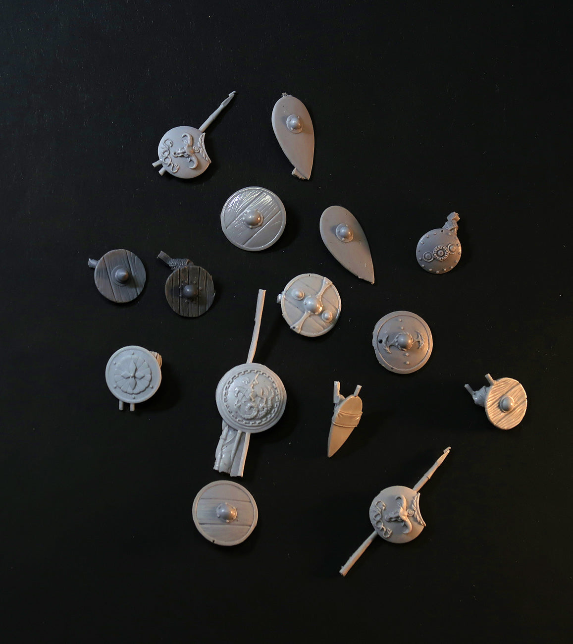 Broken miniature Bits - Misc Medieval Shields, resin scrap for 28mm