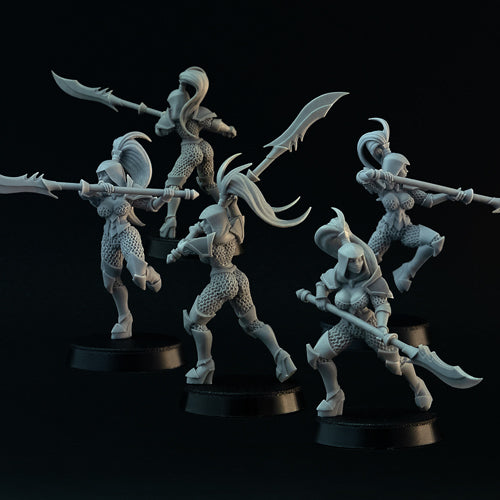 Dungeon Guard miniatures, 28 mm resin female fantasy