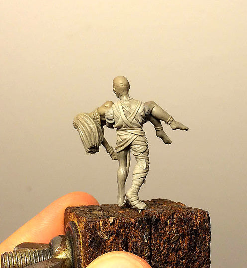 Girl and Mummy - 28 mm fantasy resin miniature