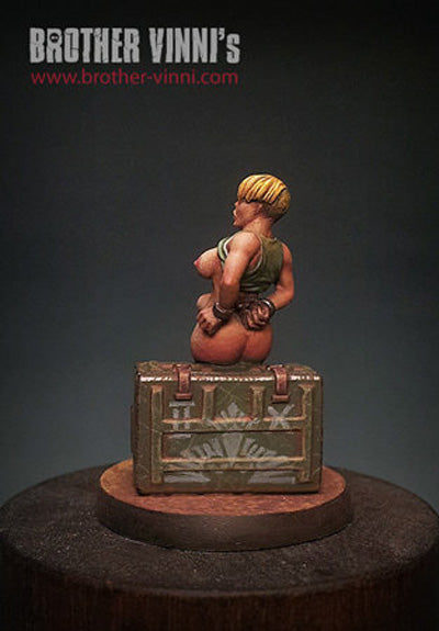 Female Captive Guard slave girl 28 mm miniature