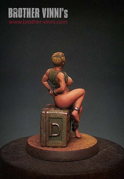 Female Captive Guard slave girl 28 mm miniature