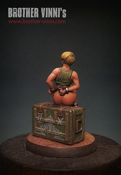 Female Captive Guard slave girl 28 mm miniature