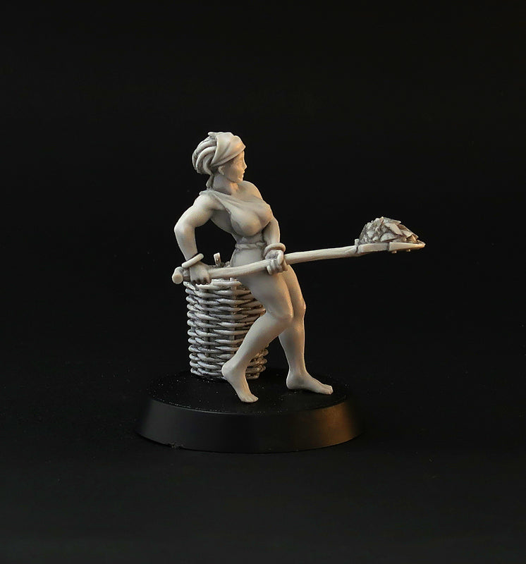 Working Slave Girls miniature set, 28mm for tabletop wargaming and painting