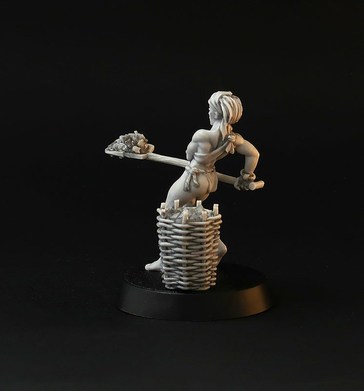 Working Slave Girls miniature set, 28mm for tabletop wargaming and painting