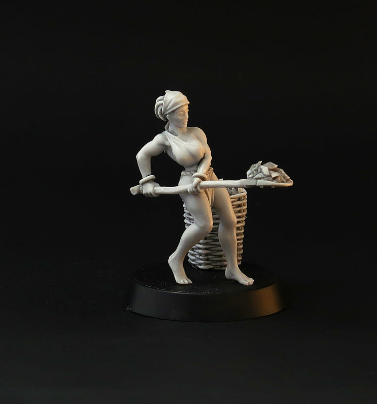 Working Slave Girls miniature set, 28mm for tabletop wargaming and painting